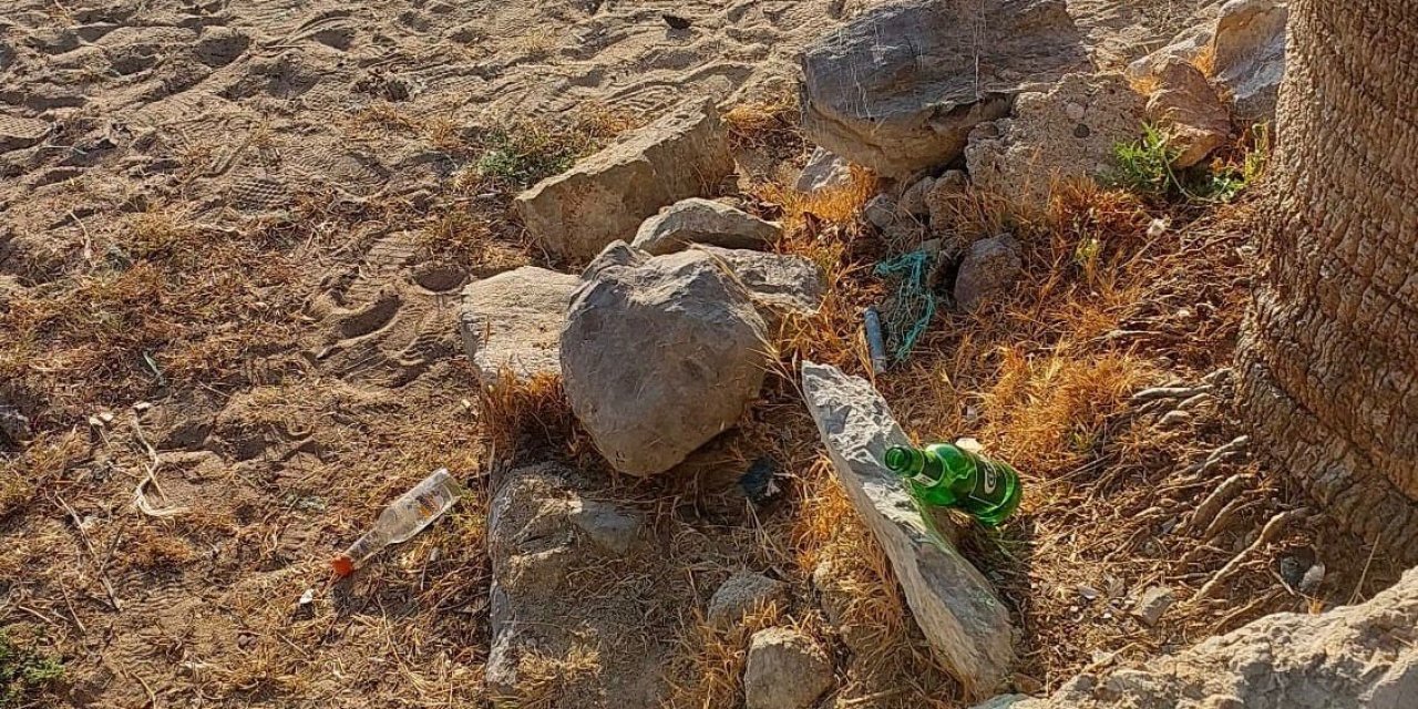 Zeytinli Kuyu sahilinin çöplerle başı dertte