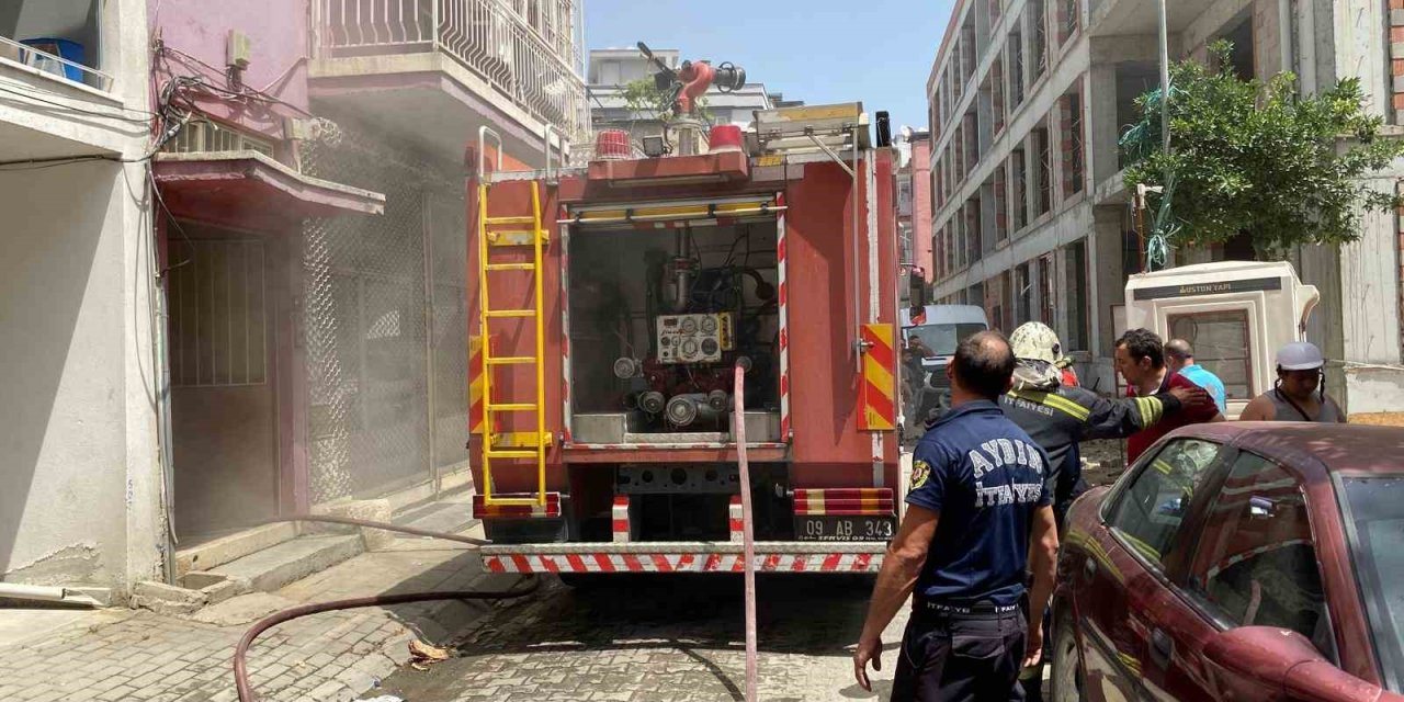 Apartman boşluğunda çıkan yangın panikletti