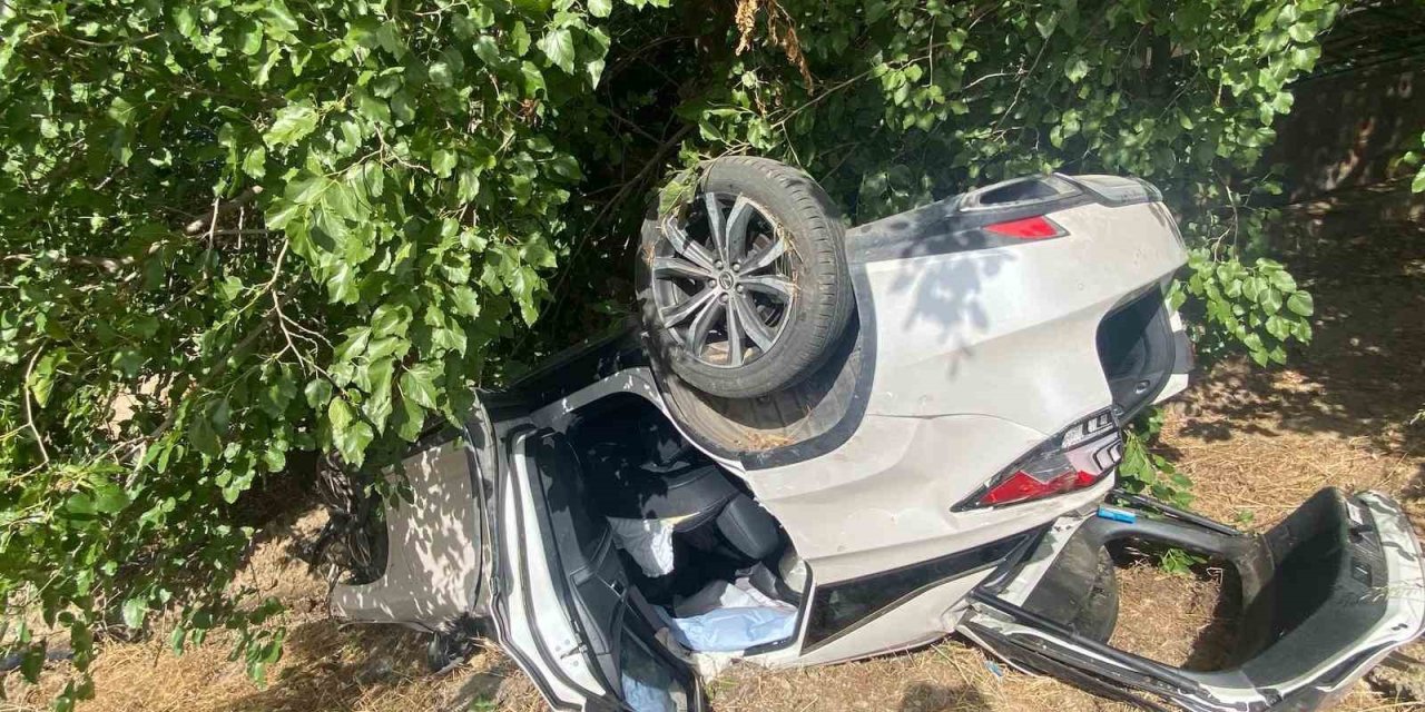 Çine’de refüje çarpan otomobil takla attı: 2 yaralı