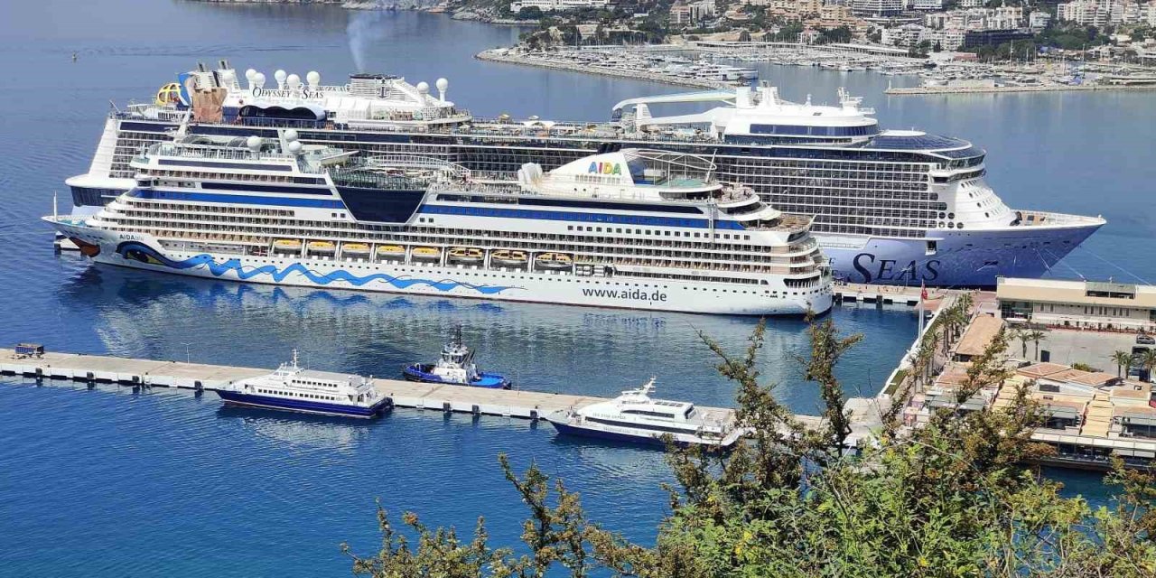 Kuşadası’na aynı anda 2 kruvaziyer gemisiyle 7 bin turist geldi