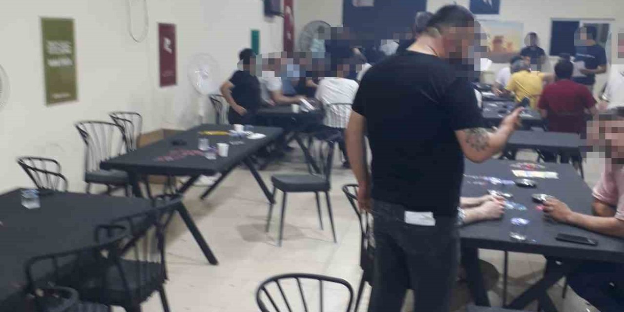 İzmir’de mobilya atölyesinin bir kısmını kumarhaneye çevirmişler