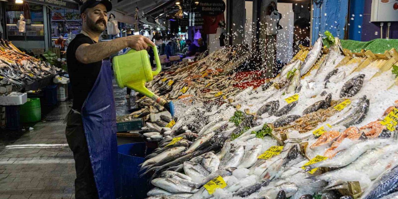 İzmir’de ticaretin kalbinin attığı sokak: Tarihi Havra Sokağı