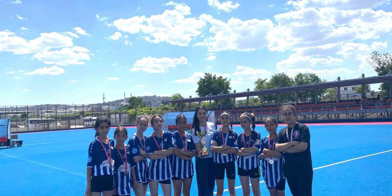 Menteşe Cumhuriyet Ortaokulu Hokey Takımı Türkiye ikincisi oldu