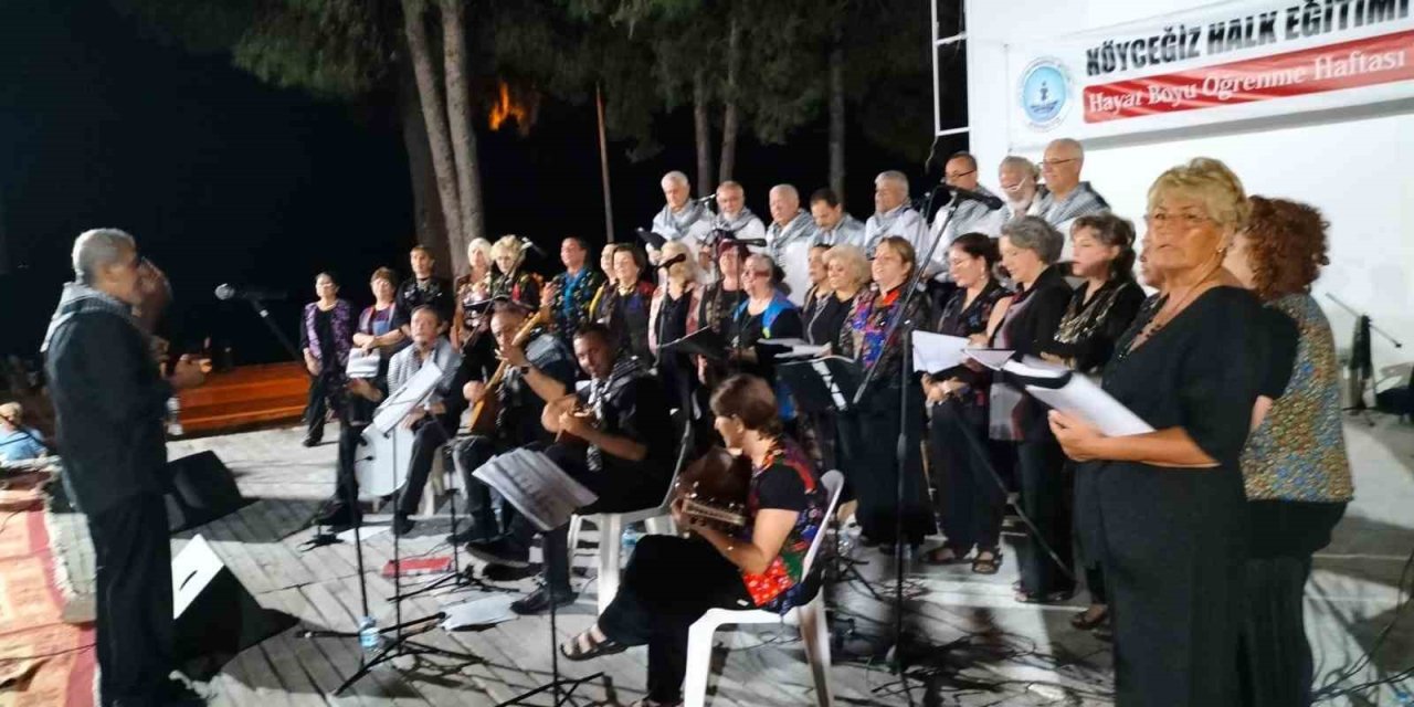 Köyceğiz’de Türk Halk Müziği konseri izleyenlerden tam not aldı