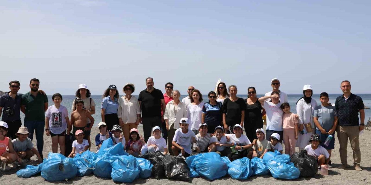 Muhafızlardan plajda ’çevre günü’ temizliği