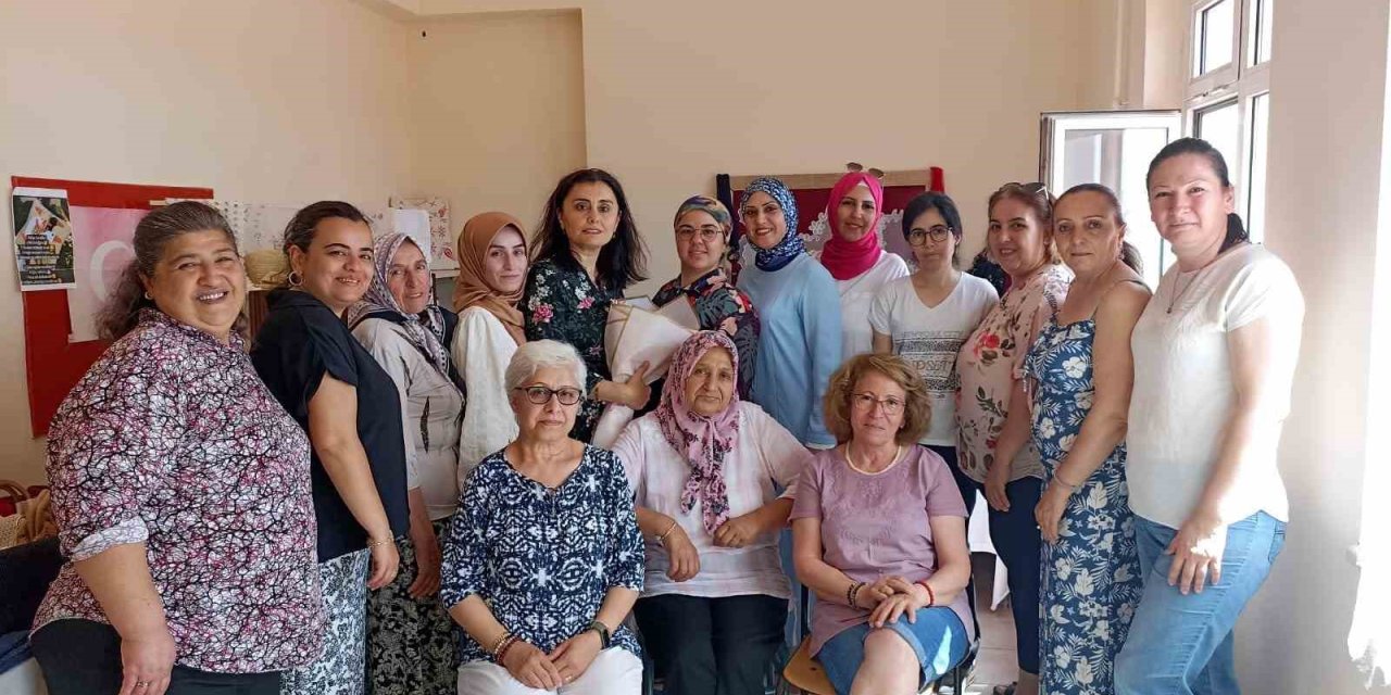 El Sanatları Kursu’na katılan kadınlar hünerlerini sergiledi