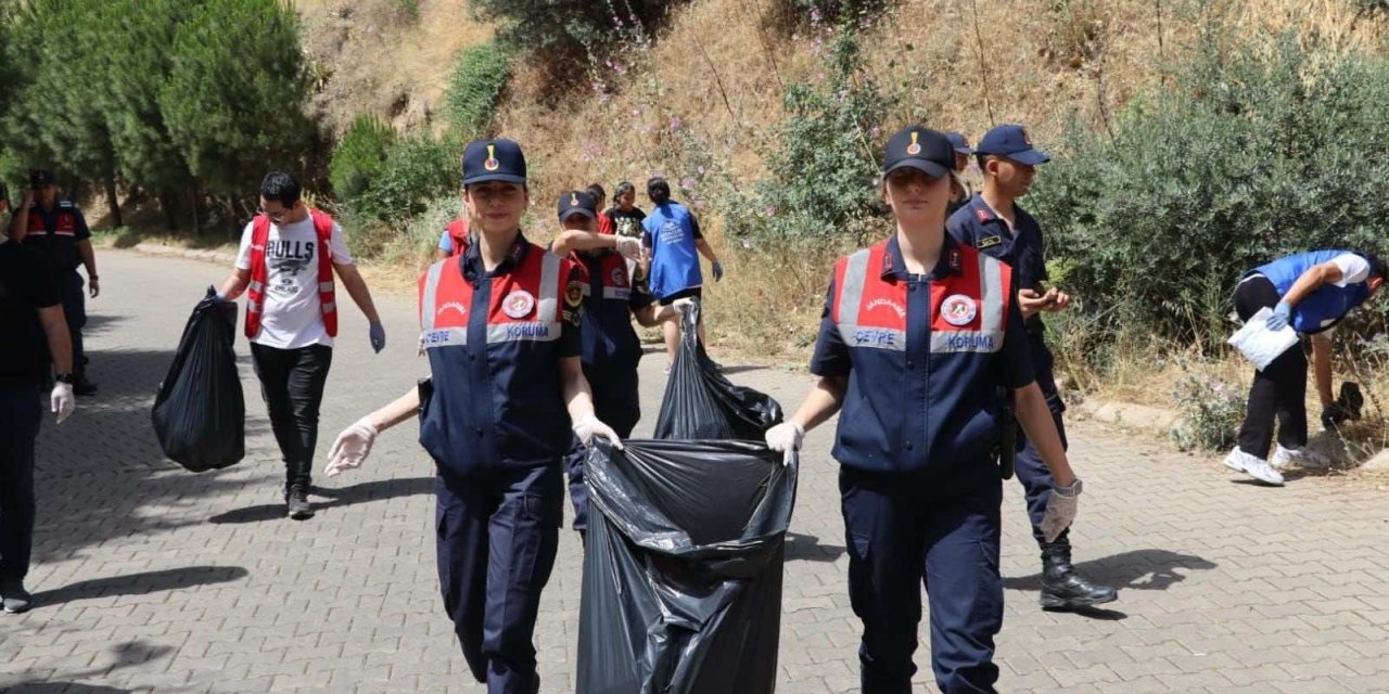 Jandarma ve öğrenciler çevre temizliğine dikkat çekti