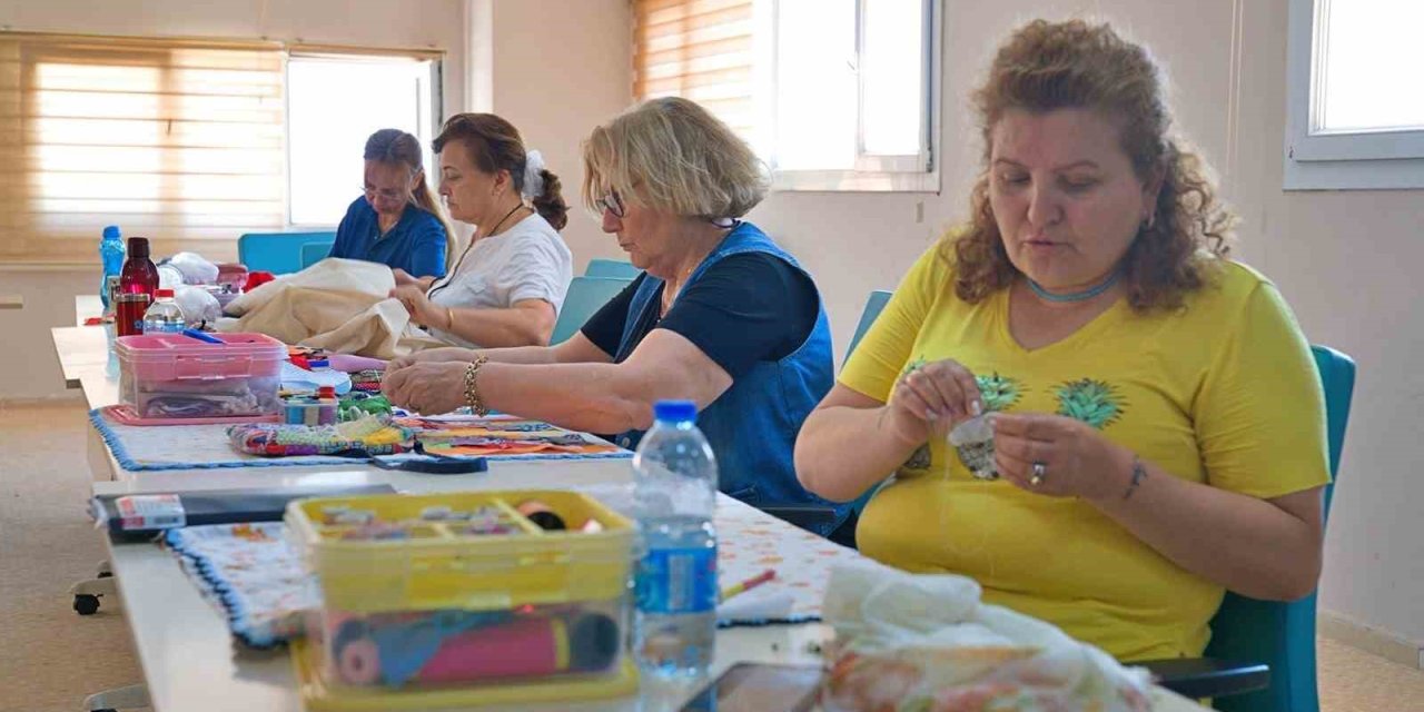 Atık kumaşlara kadın eli değdi