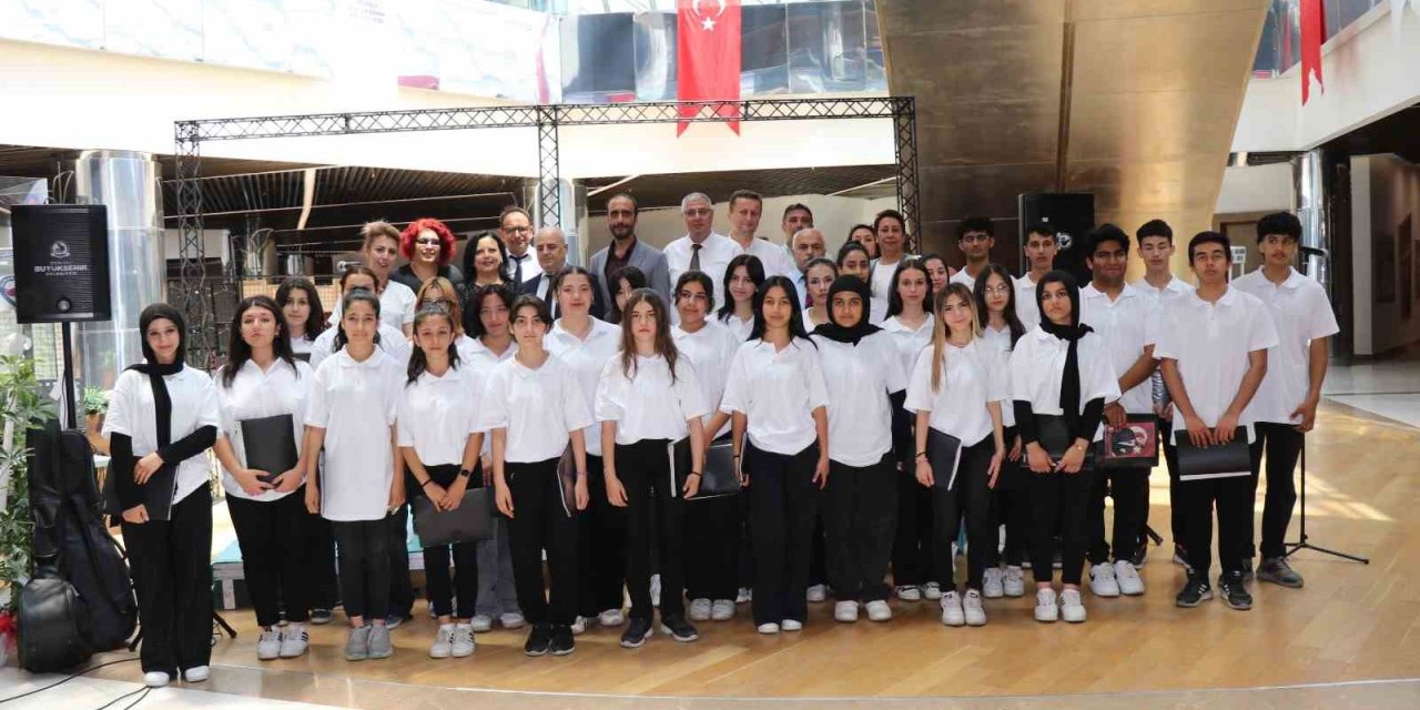 Öğrencilerden oluşan Türk Halk Müziği Korosu beğeni topladı