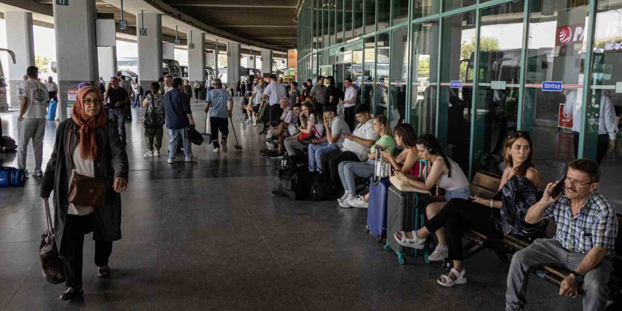 İzmir Otogarı’nda biletler tükendi, günde bine yakın araç çıkış yapıyor
