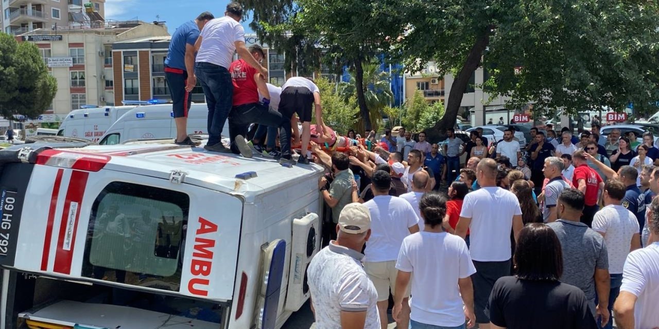 Ambulans devrildi: 4 yaralı