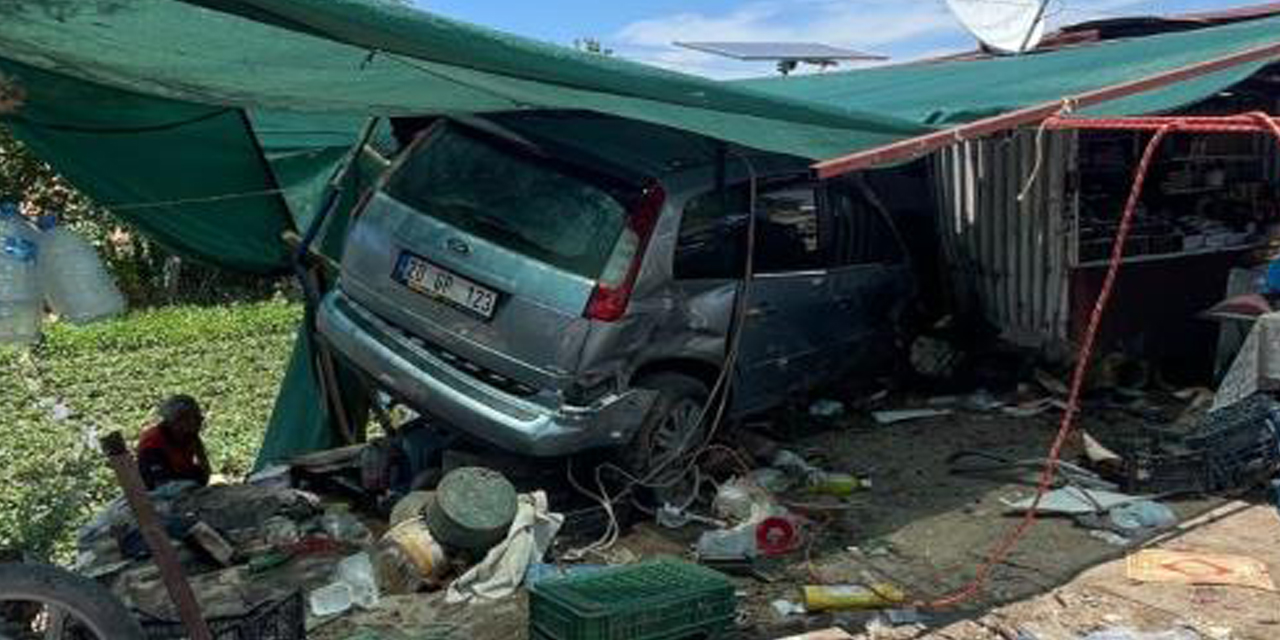 Otomobil yol kenarındaki iş yerine daldı: 1 ölü