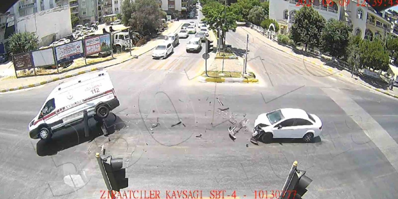 Hasta taşıyan ambulansın devrildiği kazanın kamera görüntüleri ortaya çıktı
