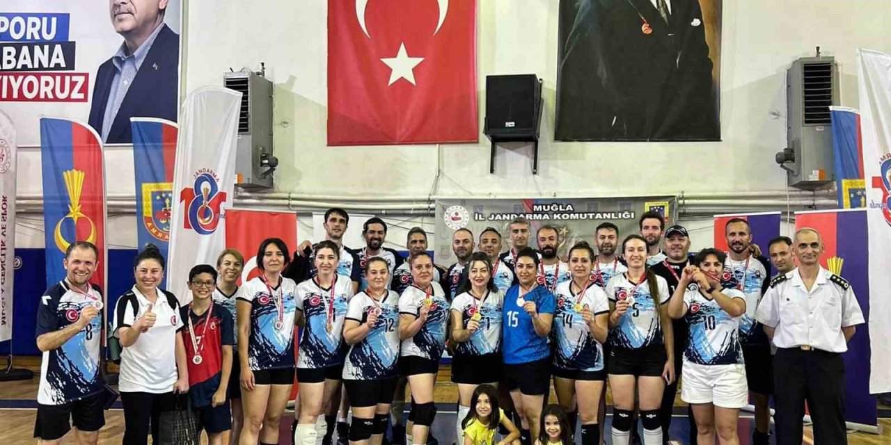 Kadın ve erkek sağlıkçılar turnuvanın şampiyonu