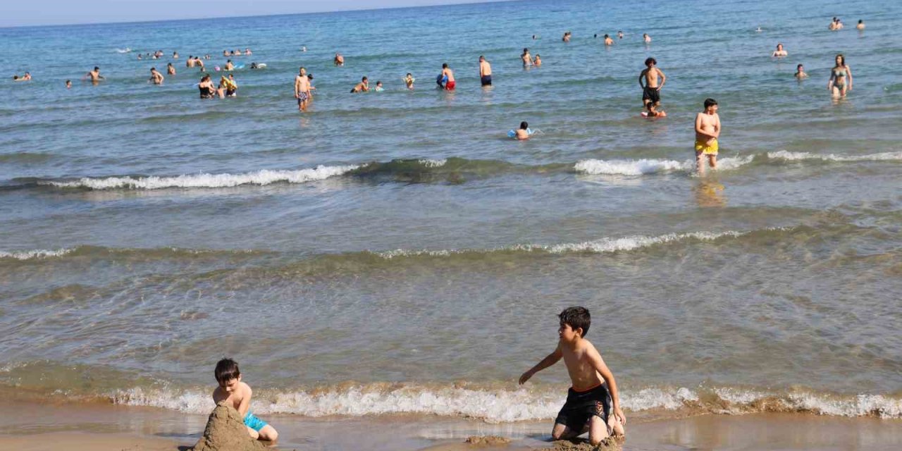 Aydın’da halk denize akın etti