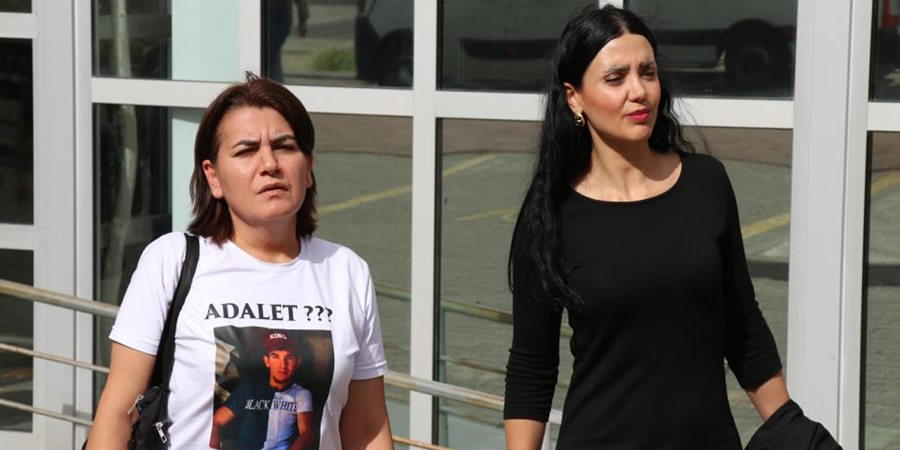 Evladı yakılarak kuyuya atılan anne, karar duruşmasına oğlunun resmi basılı tişörtle geldi