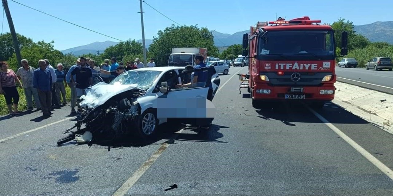 İki otomobilin kafa kafaya çarpıştığı kazada 1 kişi öldü, 5 kişi yaralandı