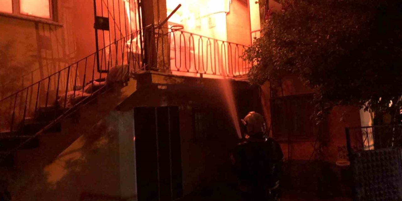 Müstakil eve yangında kullanılamaz hale geldi