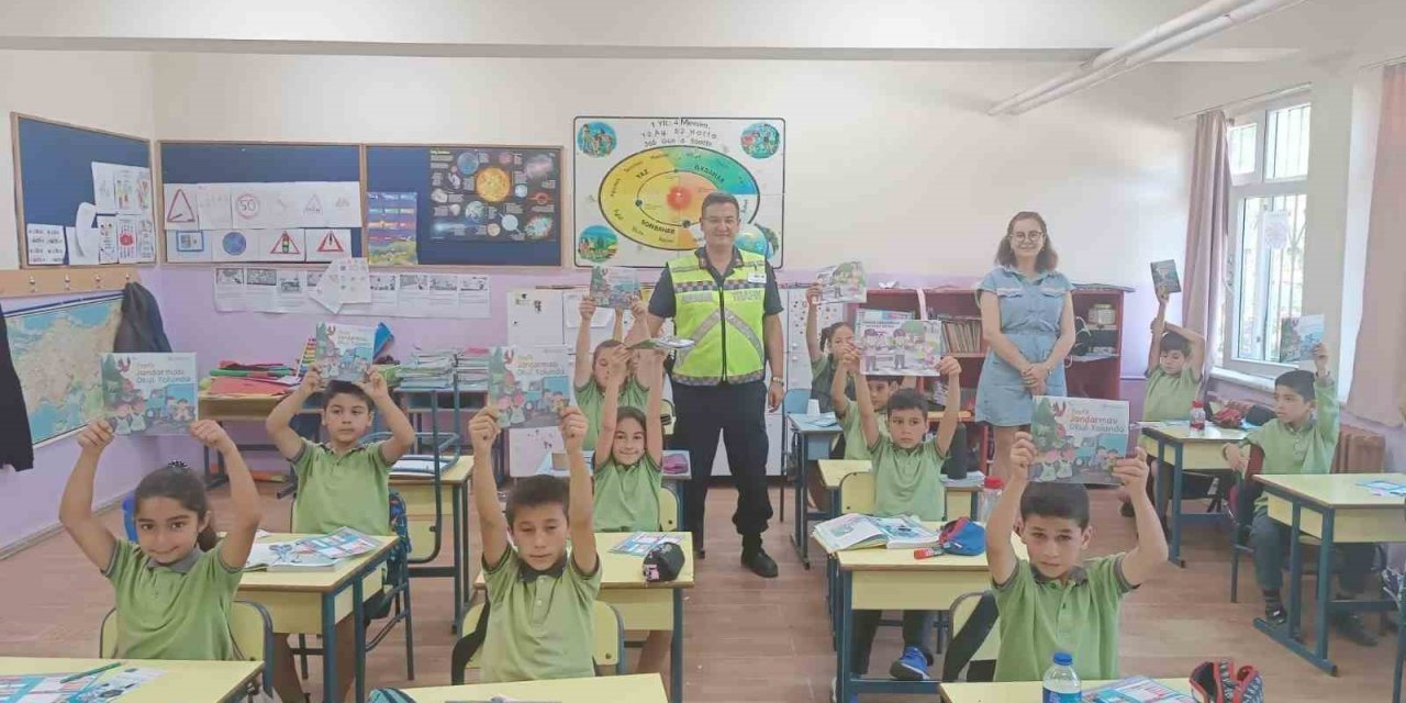 Jandarma öğrencilere trafik kurallarını anlattı