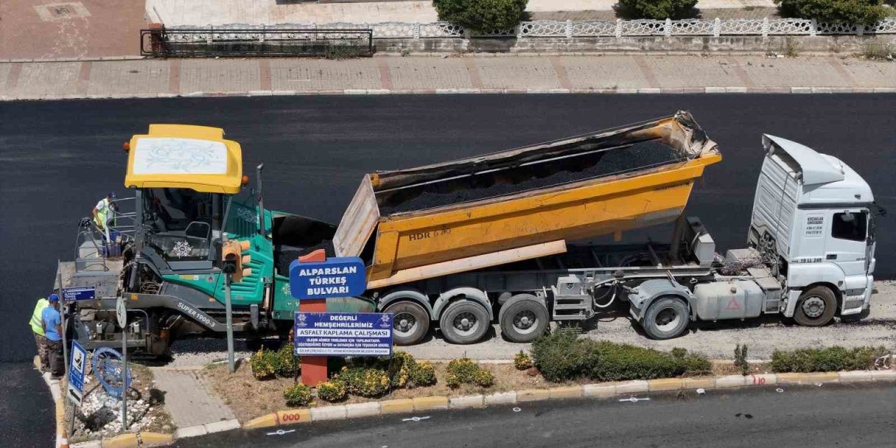 Büyükşehir Nazilli’de yolları yeniliyor