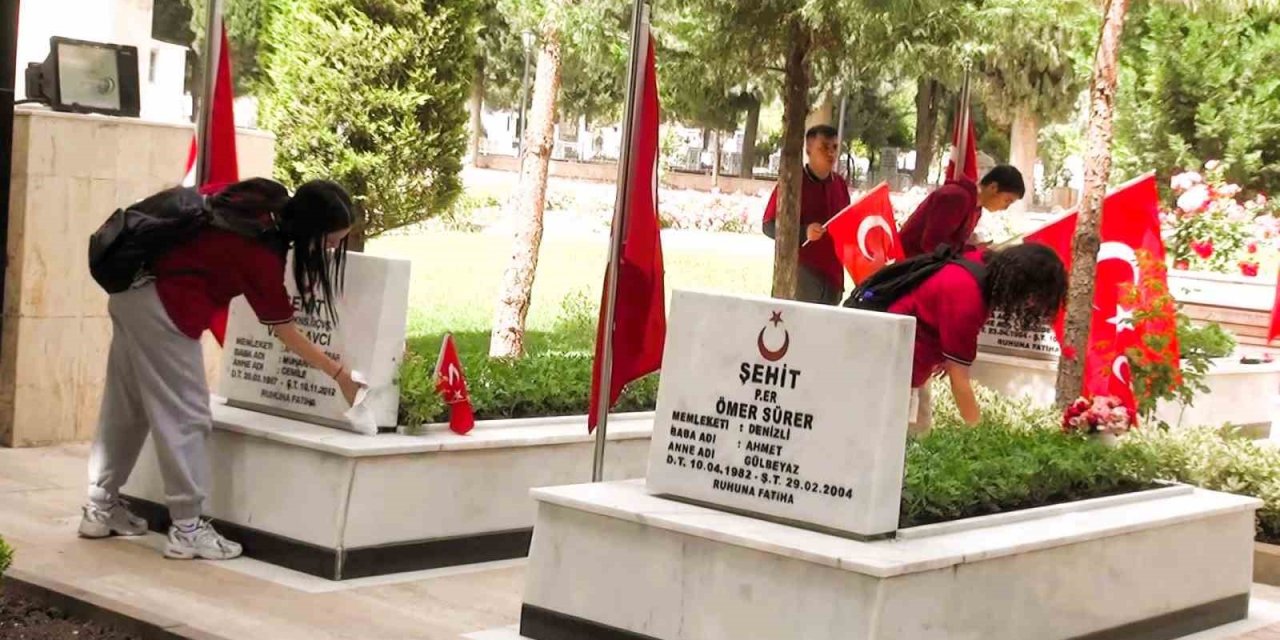Değerlerine sahip çıkan gençlerden vatan için canını veren şehitlere anlamlı ziyaret
