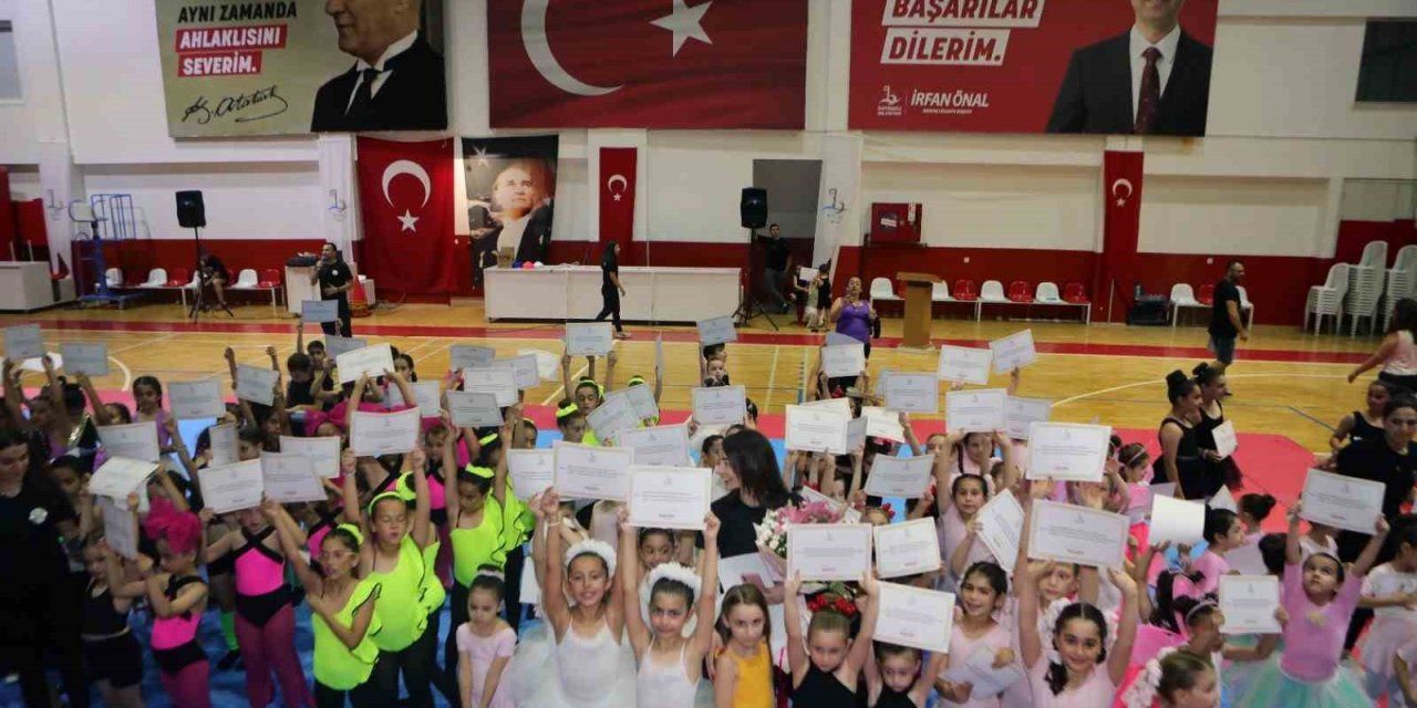 Bayraklılı jimnastik ve bale kursiyerleri büyüledi