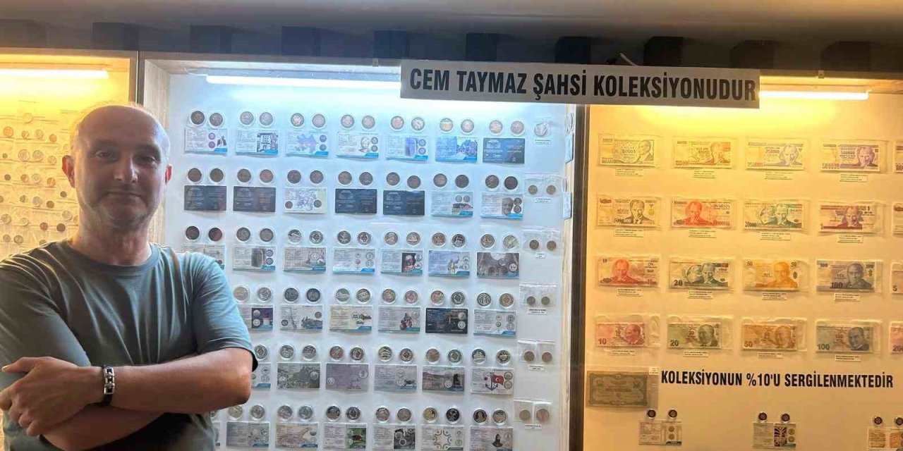 Biriktirdiği paraları cam bölmede sergiliyor