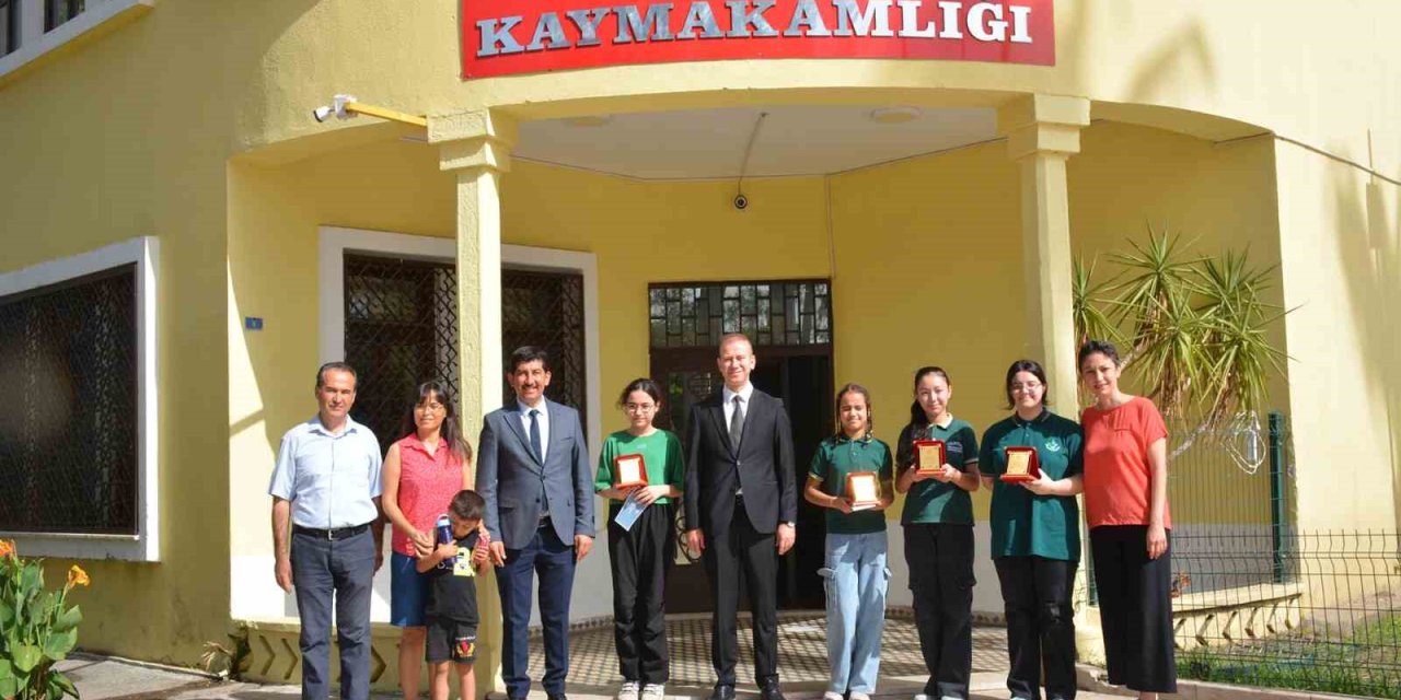 Köyceğiz’de öğrenciler kitap okudu, plaket aldı