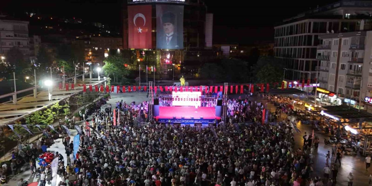 Binlerce Aydınlı kent meydanında bir araya geldi