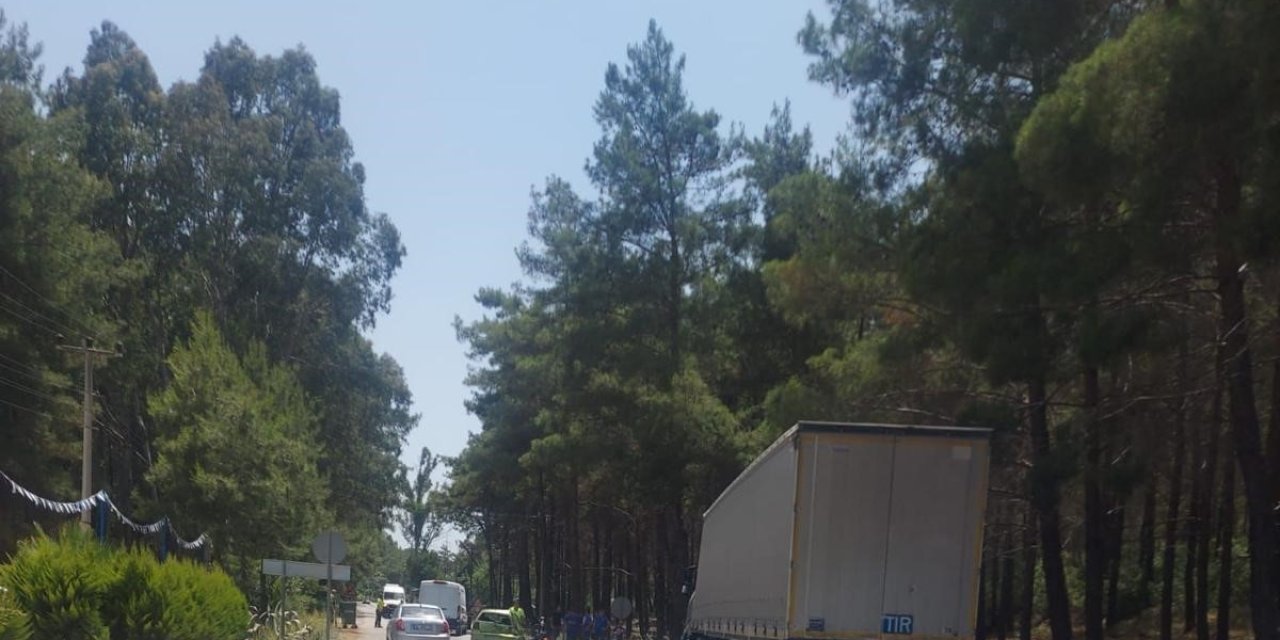 Marmaris’te tır otomobile çarptı: 1 yaralı