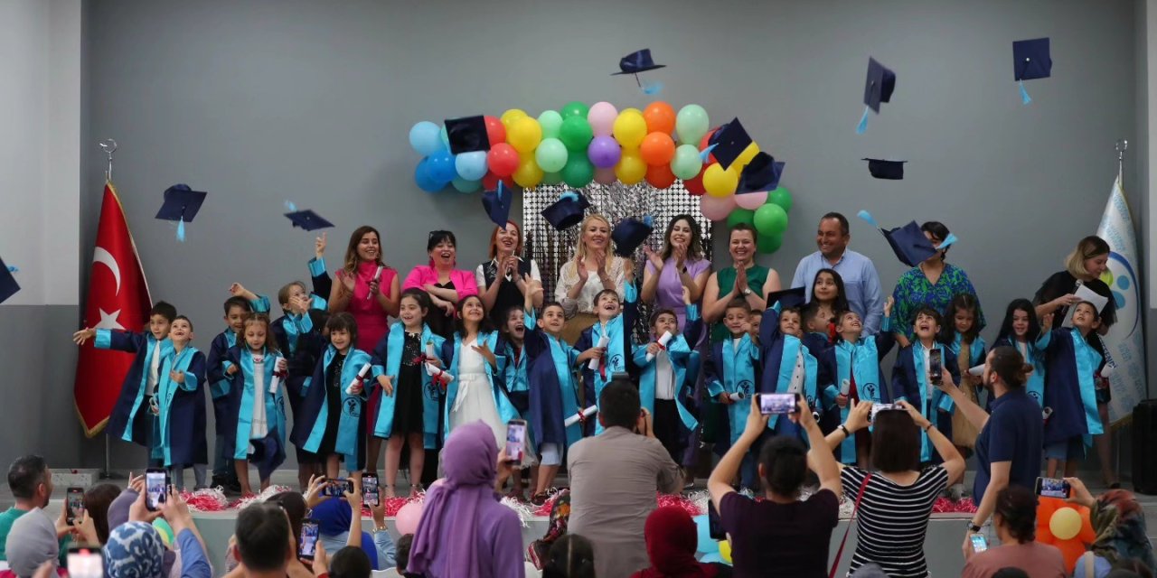 Merkezefendili minikler mezuniyet heyecanı yaşadı