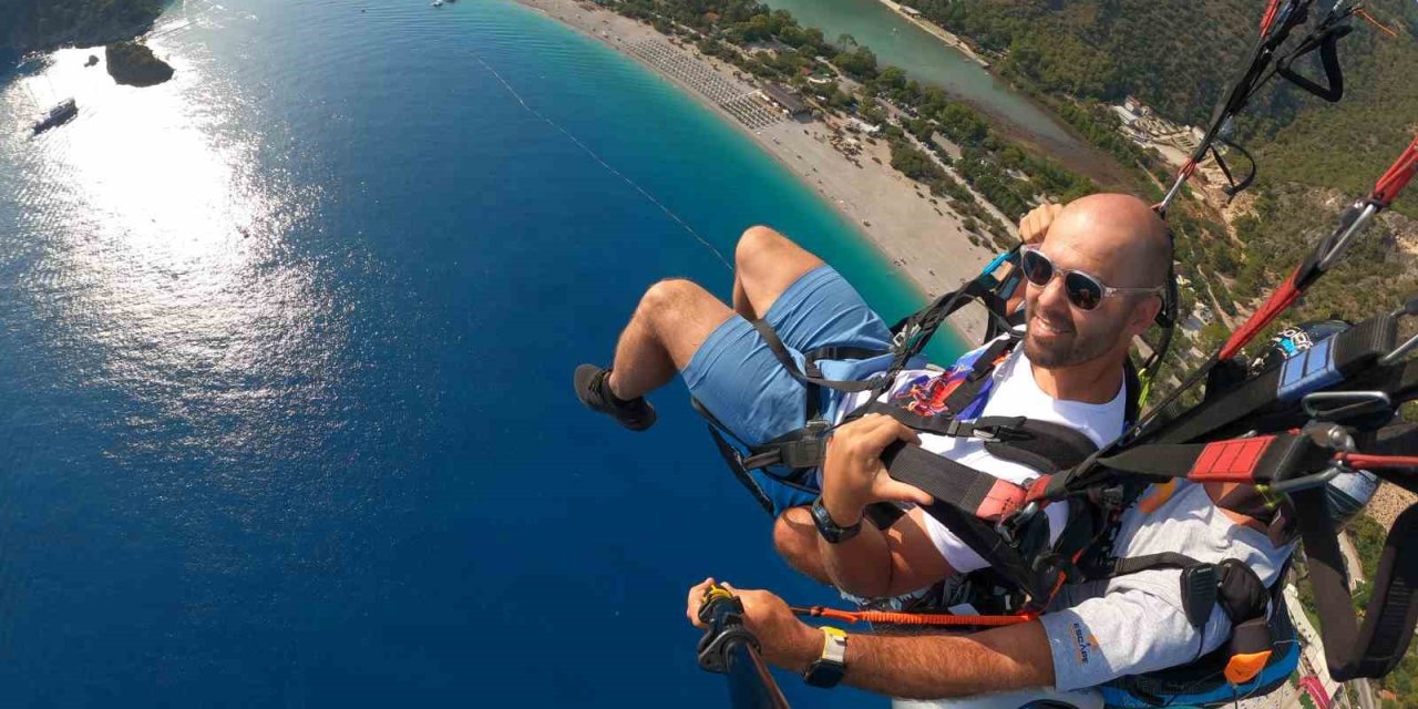 Dünyaca ünlü dalgıç Molchanov, Ölüdeniz’de yamaç paraşütü yaptı