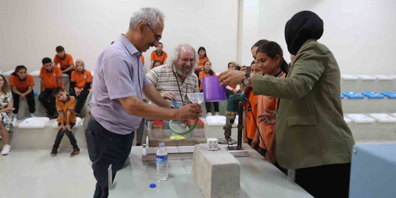 İlköğretim okulu öğrencilerine uygulamalı deprem eğitimi verildi