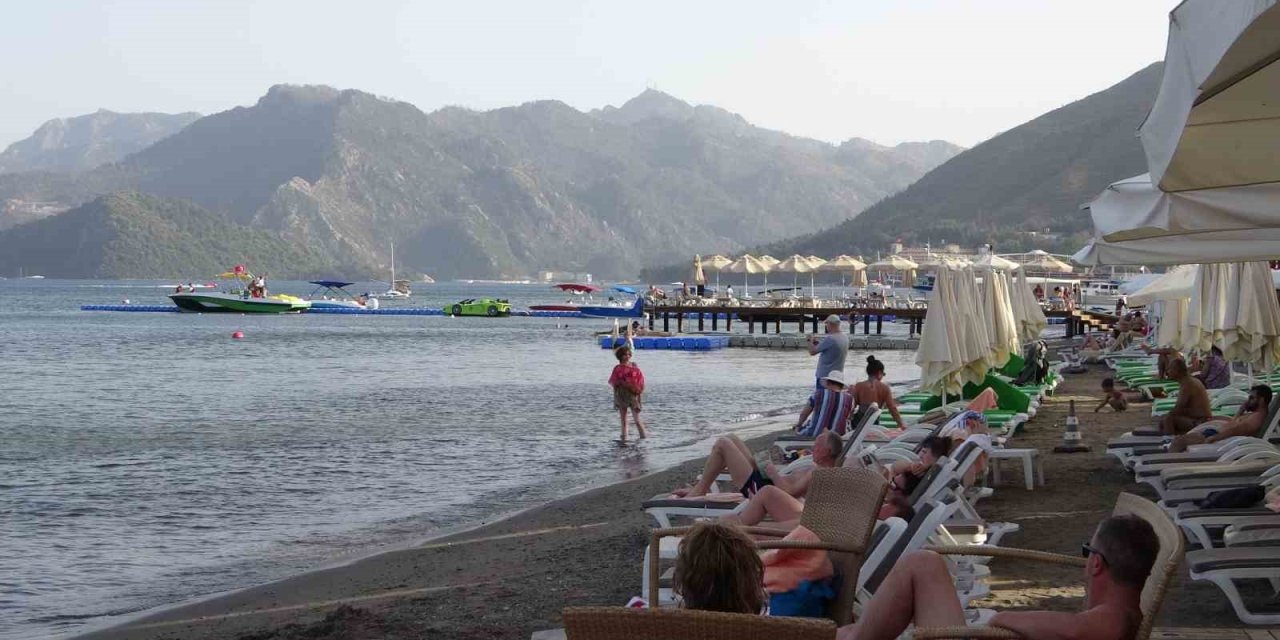 Marmaris’te 47 derece sıcağı gören kendini denize attı