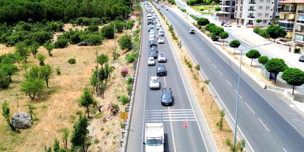 Muğla’ya tatilci akını kilometrelerce uzun kuyruk oluştu