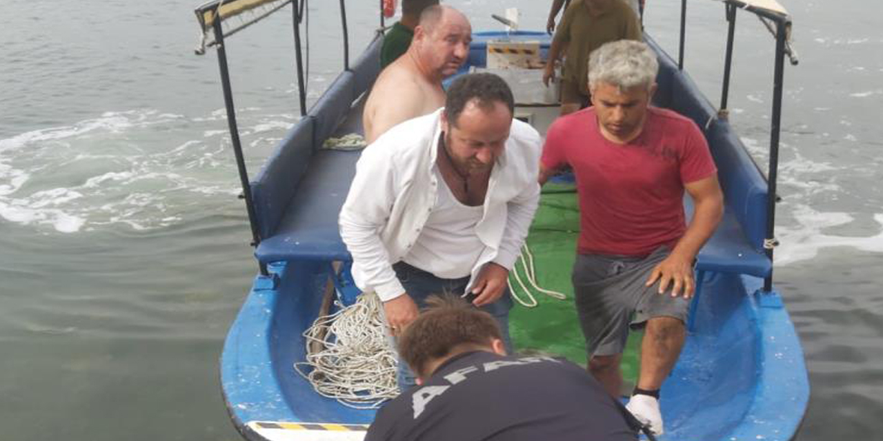 AFAD ekipleri zamanla yarıştı: Sert iniş yapan uçaktaki mürettebat balıkçı teknesiyle karaya çıkarıldı