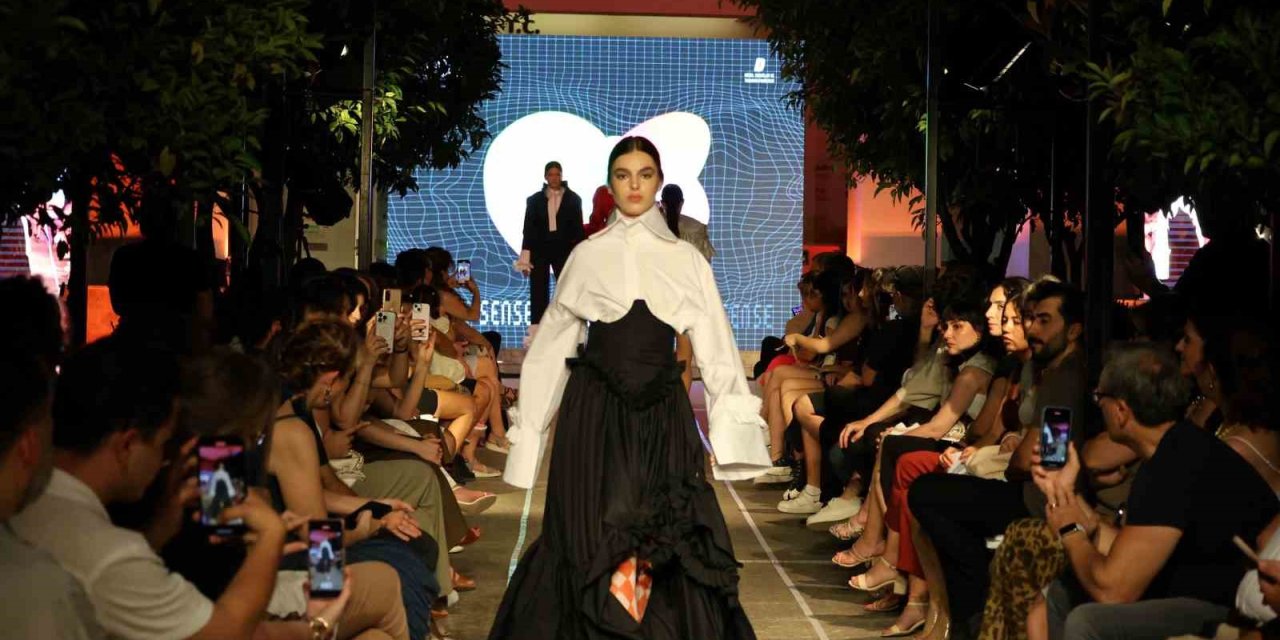 Genç modacılardan renkli defile