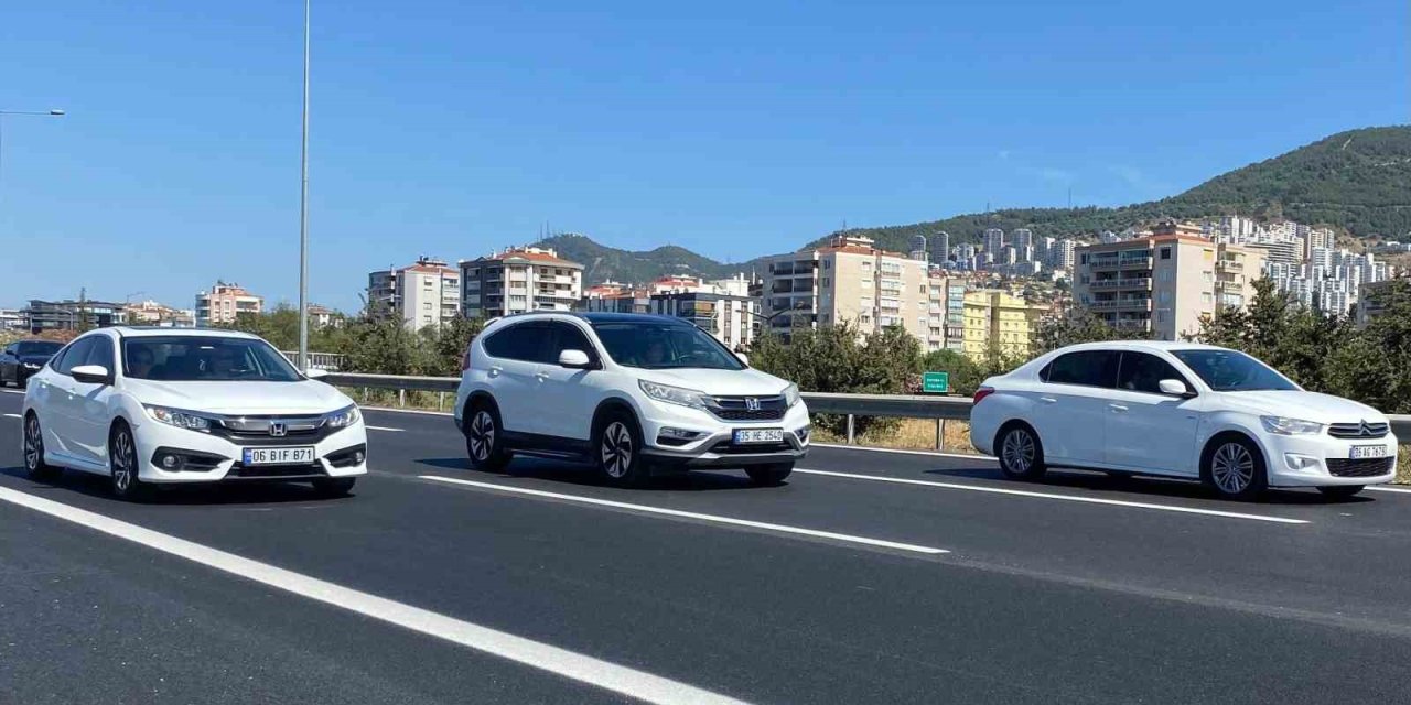 Tatilciler akın akın Çeşme, Bodrum, Kuşadası ve diğer tatil bölgelerine gidiyor