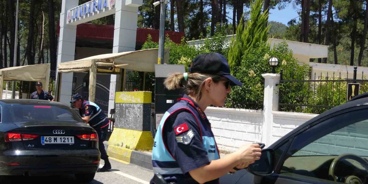 Marmaris ve Datça’ya 24 saatte 50 bin araç girdi