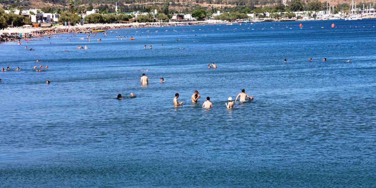 Sahillerde adım atacak yer kalmadı, ilçe nüfusu 1 milyonu aştı, akın akın gelmeye devam ediyorlar