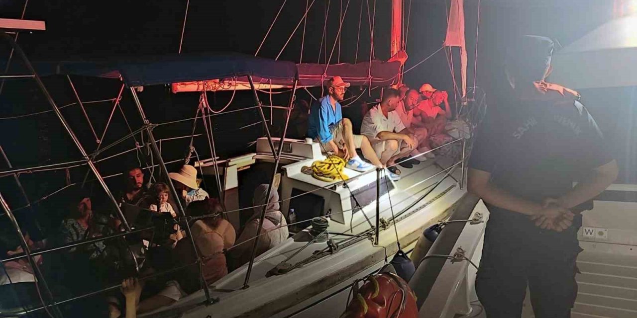 Yelkenli teknede 13 düzensiz göçmen yakalandı