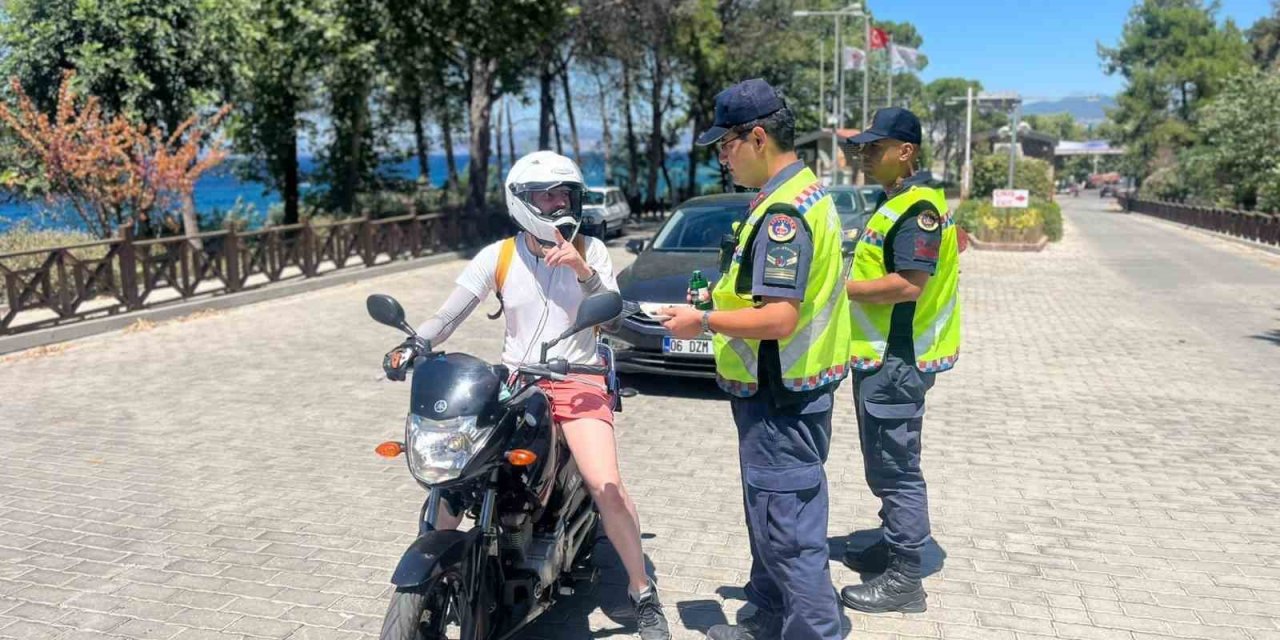 Jandarma sürücüleri hem denetledi hem bilgilendirdi