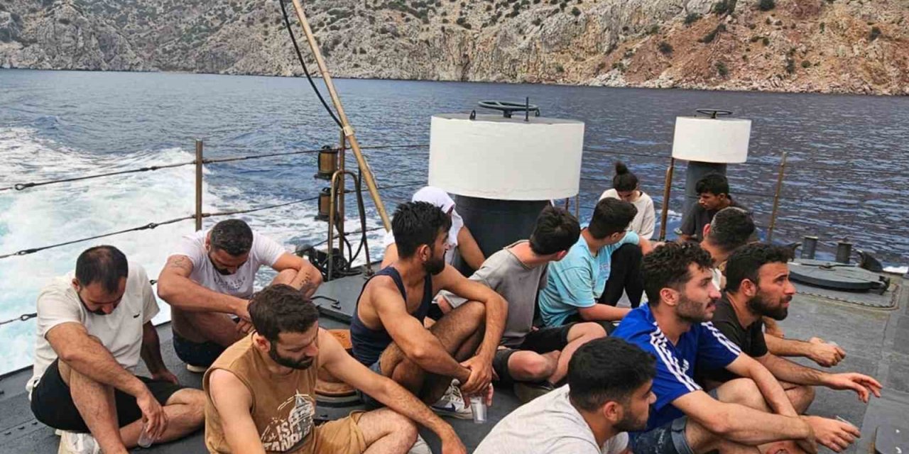Düzensiz göçmenleri karadan ulaşımı olmayan bölgeye bırakıp gittiler