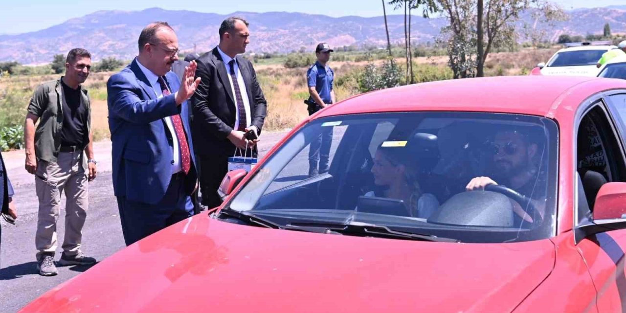 Vali Canbolat sürücülerle bayramlaştı