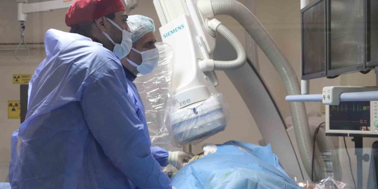 Kasıktan girilerek yapılan operasyonla beynindeki ‘anevrizma baloncuklarından’ kurtuldu