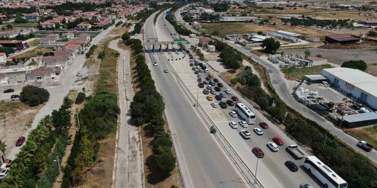 Alaçatı Gişelerinde yüzlerce metre araç kuyruğu