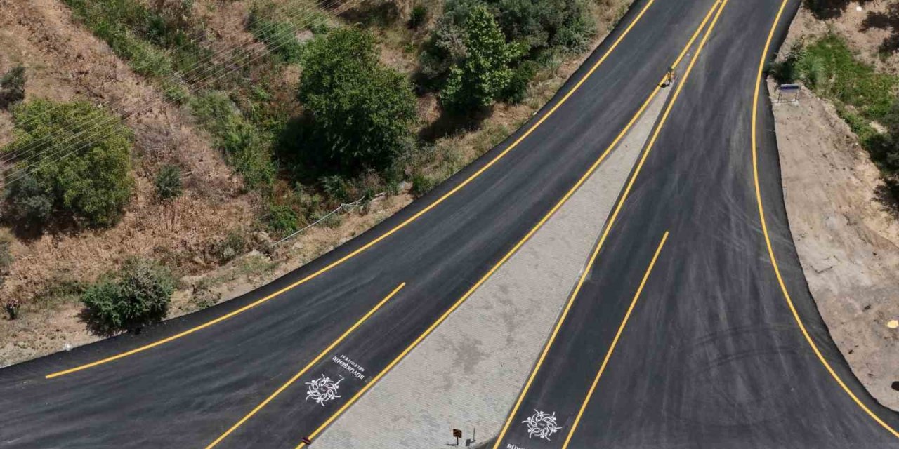 Büyükşehir Karacasu Yenice Mahallesi’nin yollarını yeniledi