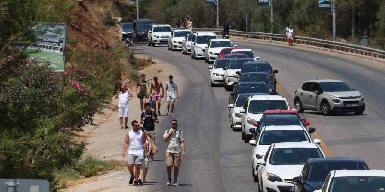 Ölüdeniz’e ulaşmak için kilometrelerce yürüdüler