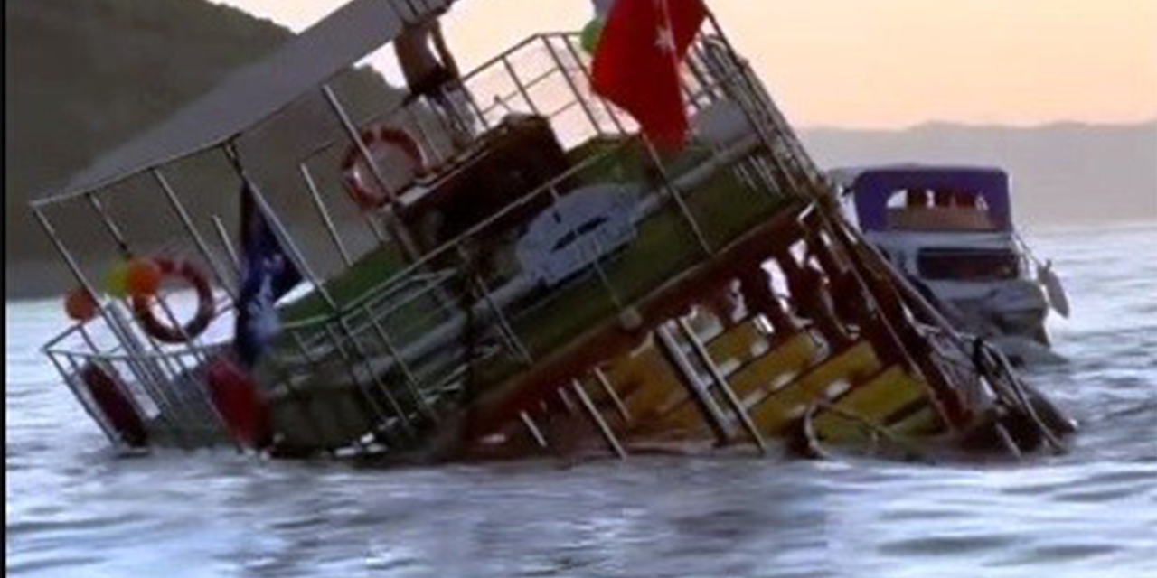 Kuşadası’nda tur teknesi battı