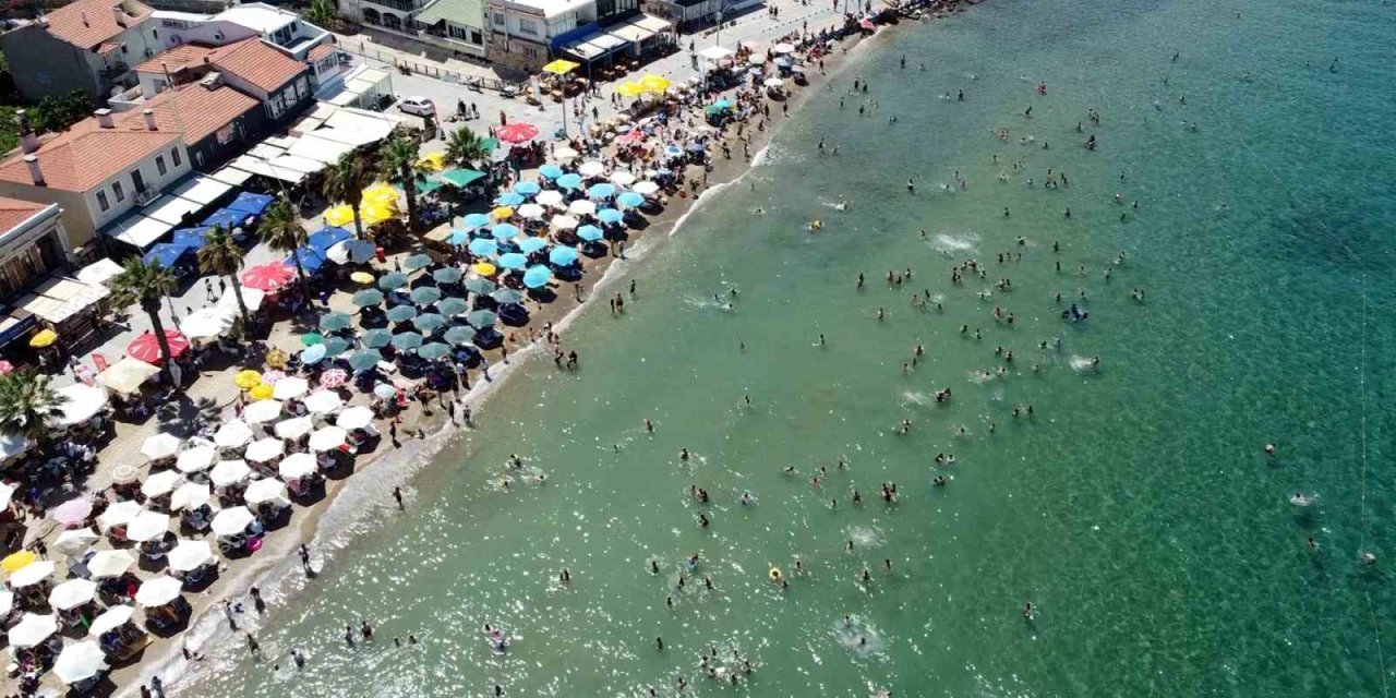 Foça’da tatilci yoğunluğu: Plajlar tıklım tıklım